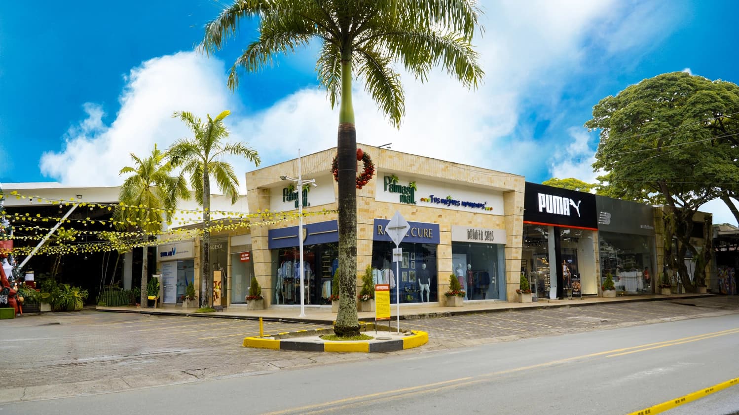 Fachada de Palmas Mall en Ciudad Jardín, Cali
