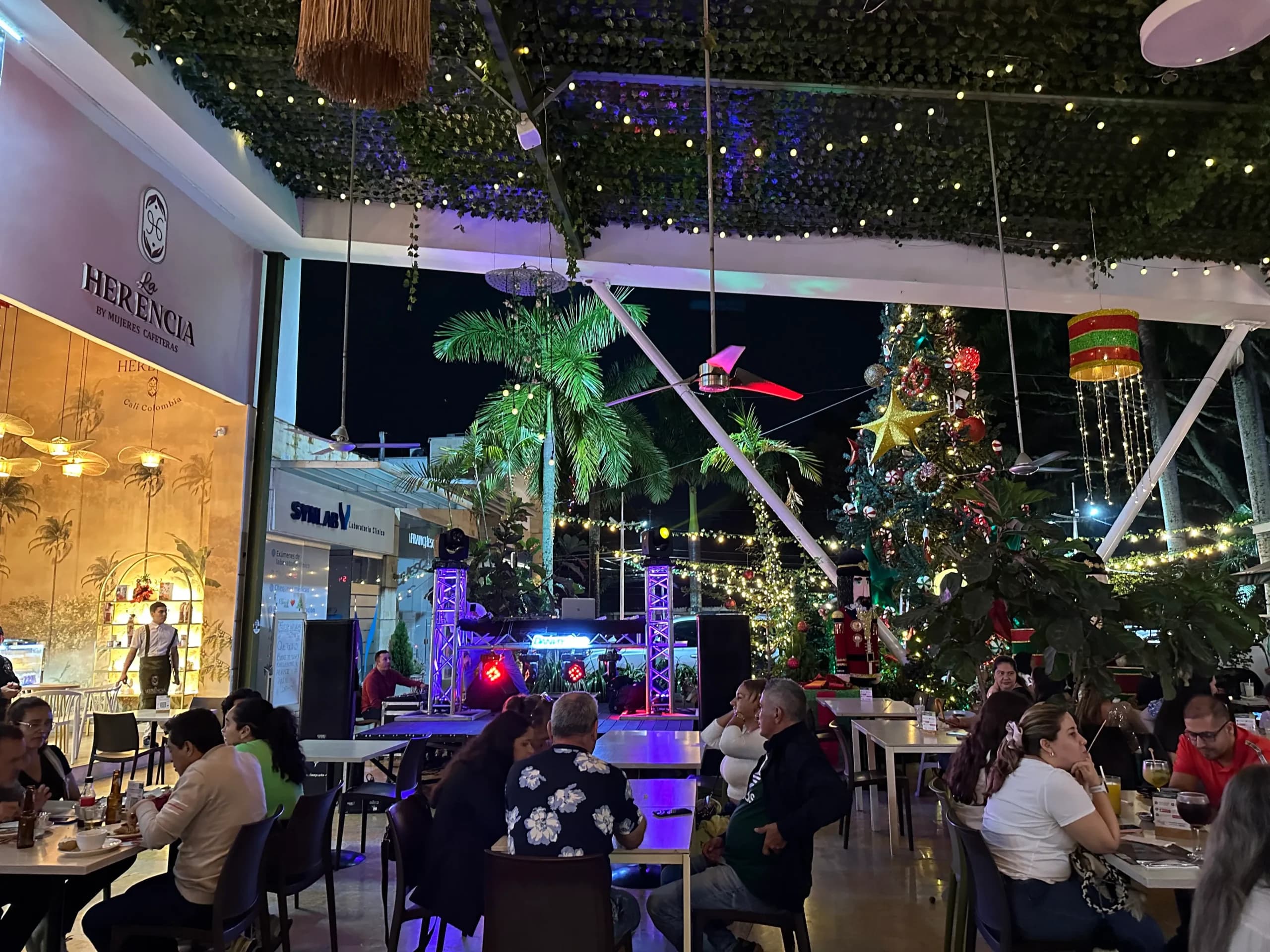 Food Hall de Palmas Mall iluminado en la noche