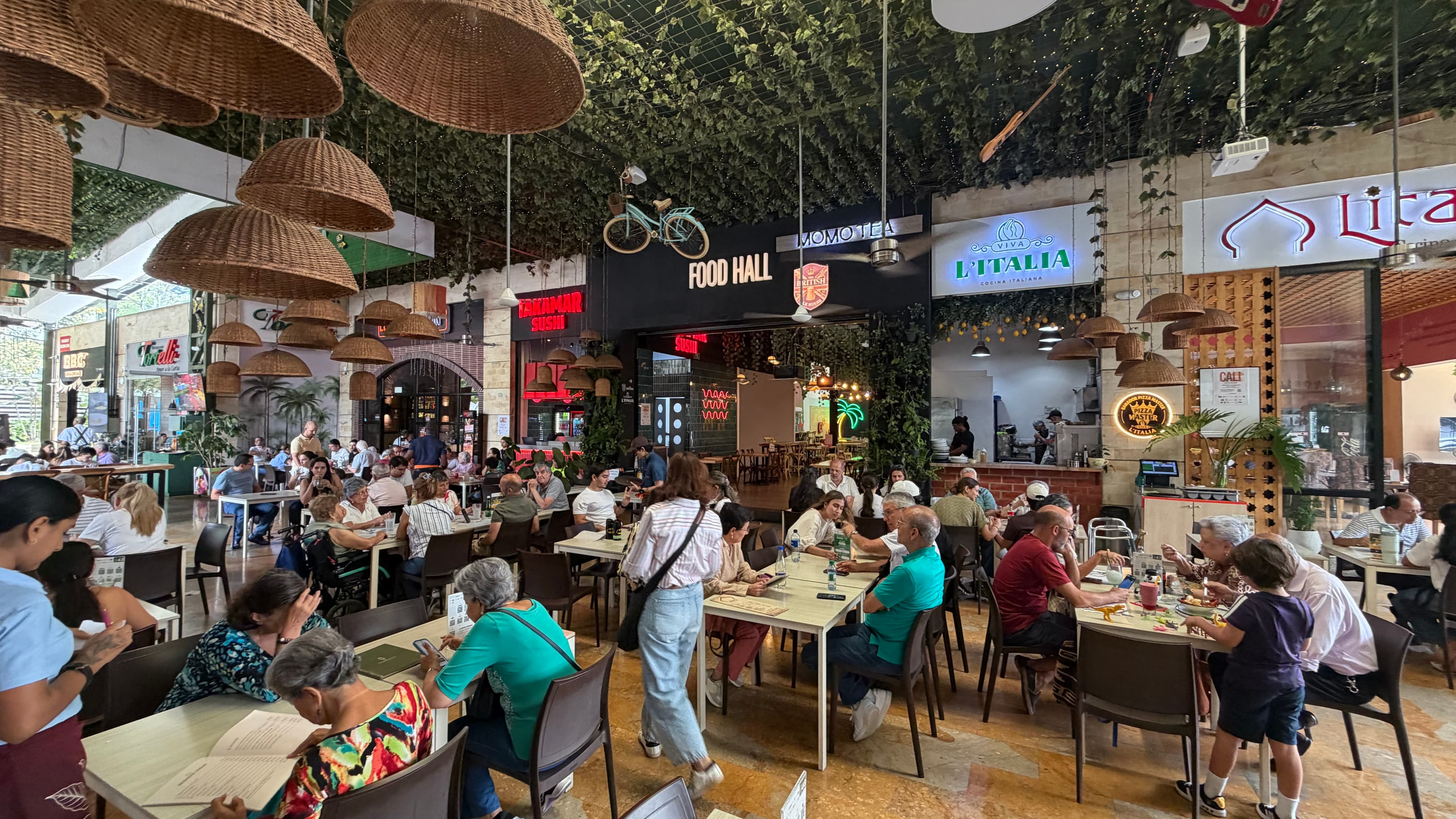 Food Hall de Palmas Mall iluminado en la noche